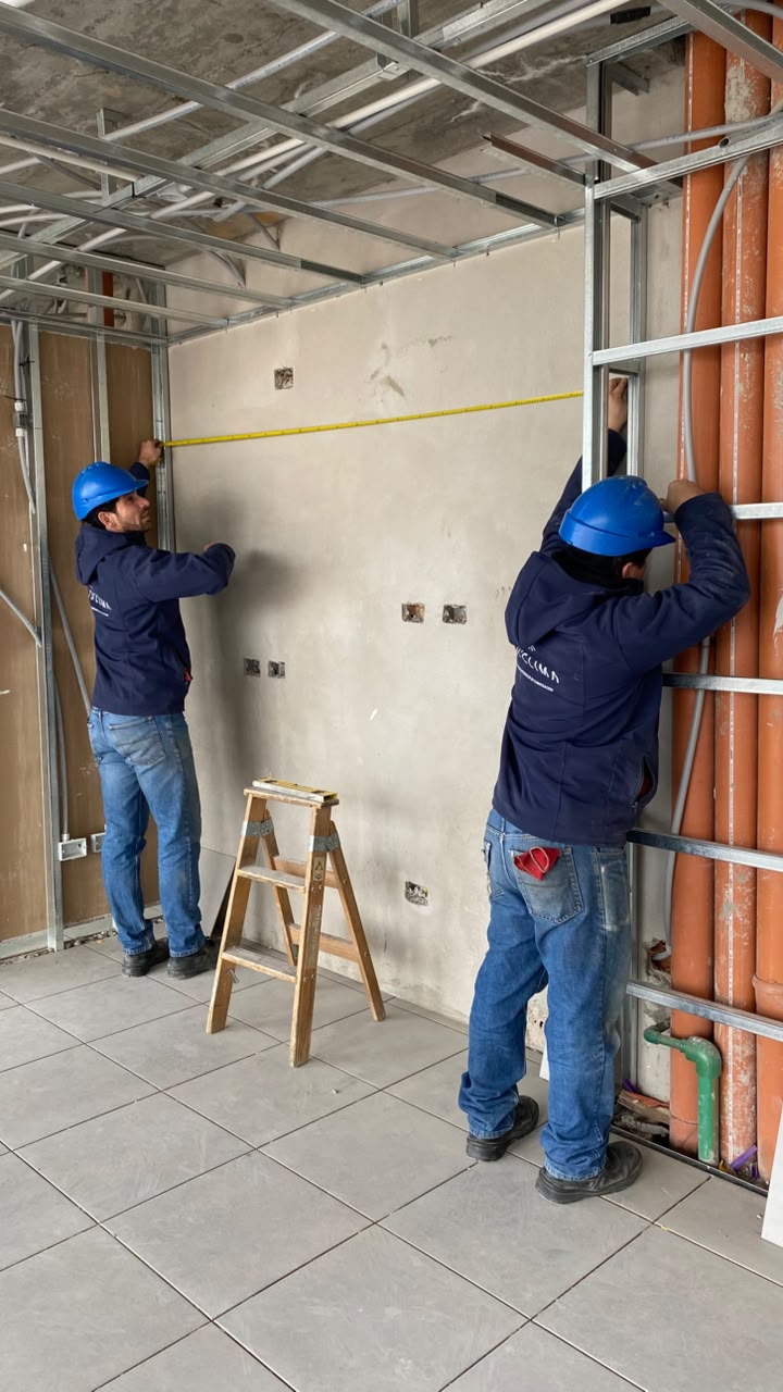 Equipo de Tu Clima realizando el replanteo de una preinstalación en obra